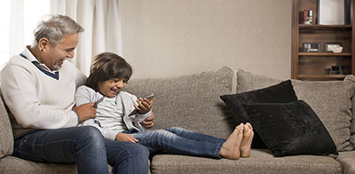 trio-small-testimonial Happy family on the sofa